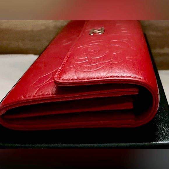 ❗️SOLD ‼️Chanel Authentic Camila Flower Design Lambskin Wallet Silver CC Logo EC - Picture 4 of 13